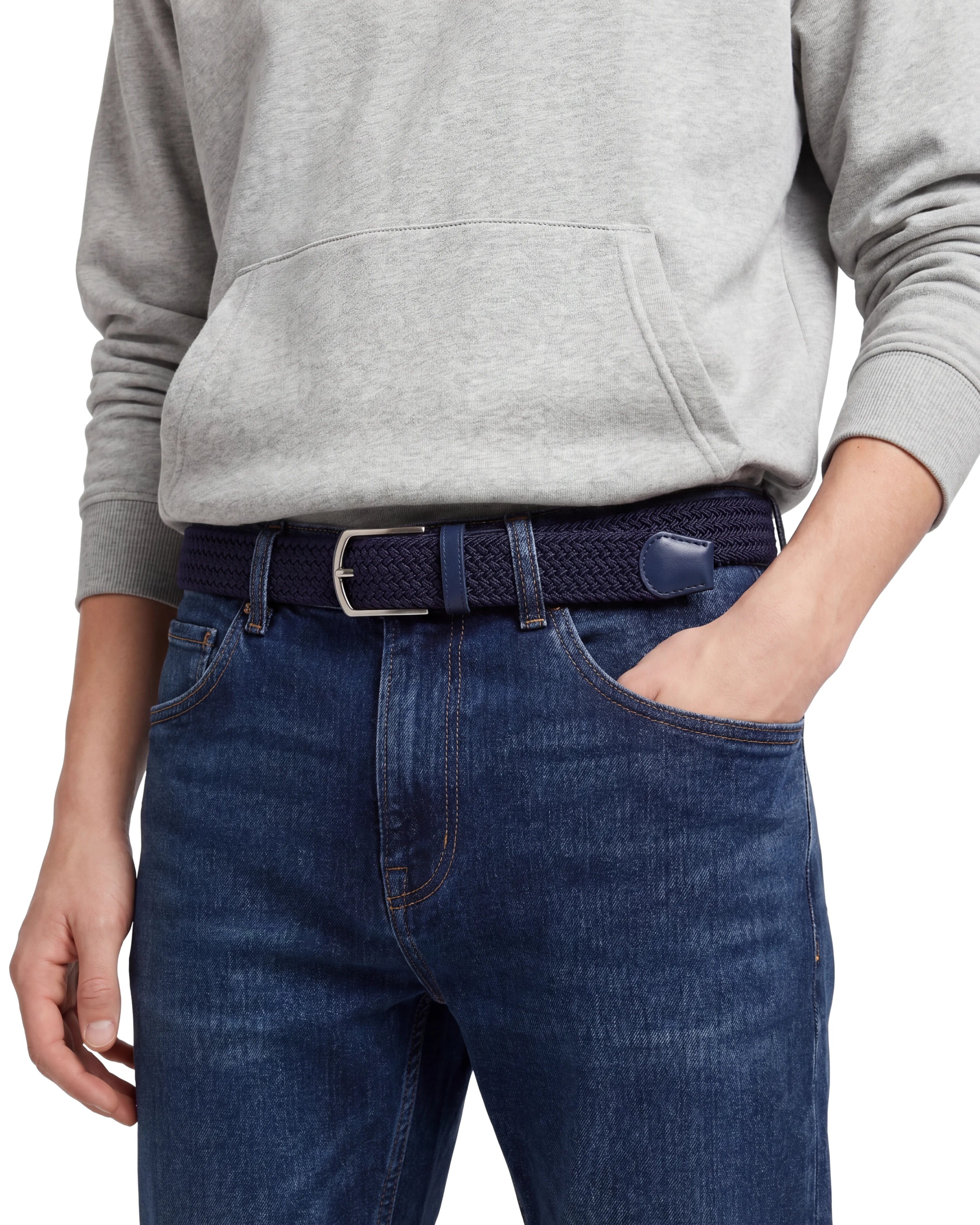 Flätat bälte marinblå tillsammans med jeans