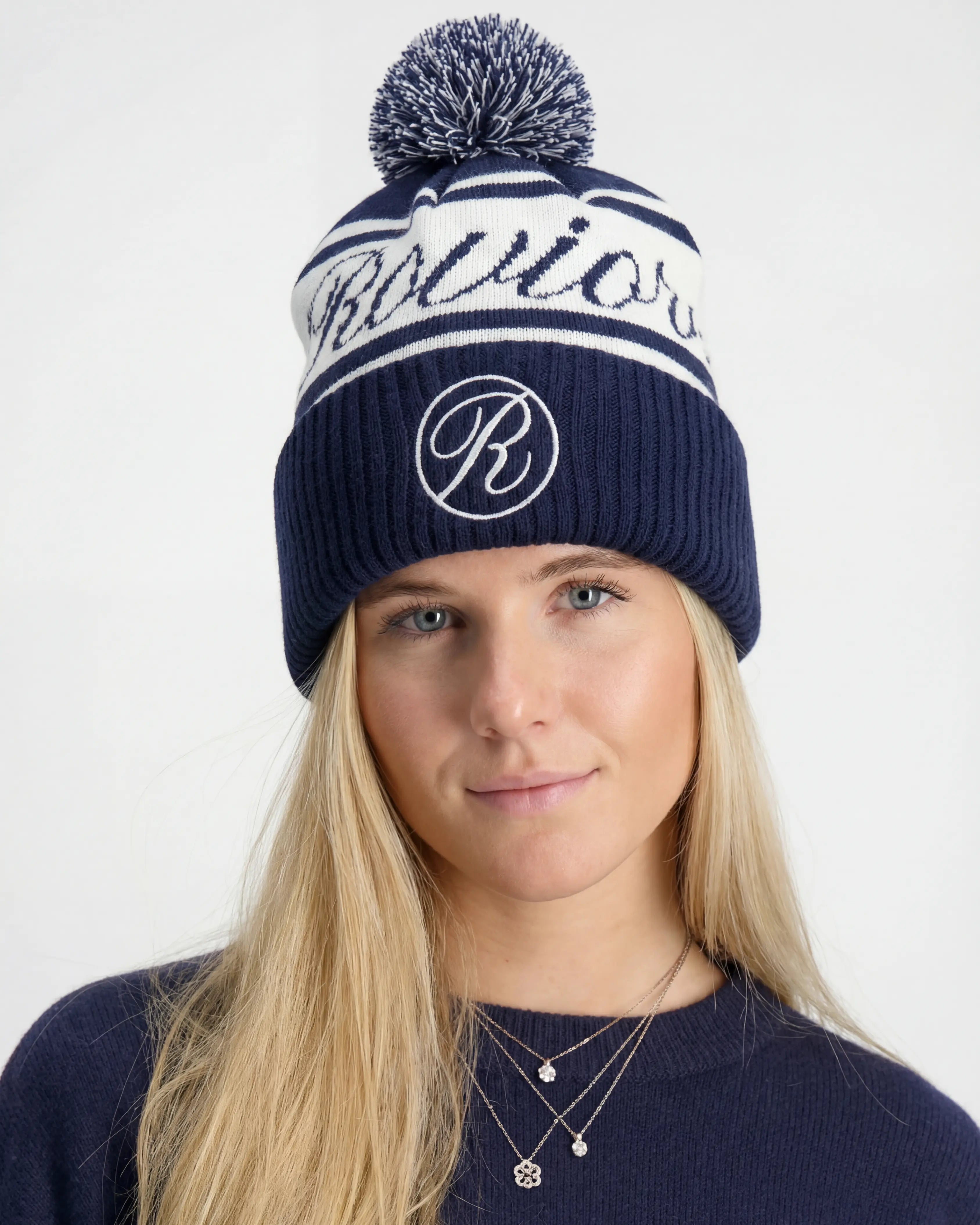 Rovior Stickad Mössa Med Pom Pom på tjej modell